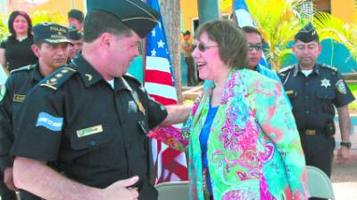 La embajadora Lisa Kubiske estuvo en un evento sobre prevención. Aquí junto al jefe de la Policía, Ramón Sabillón.