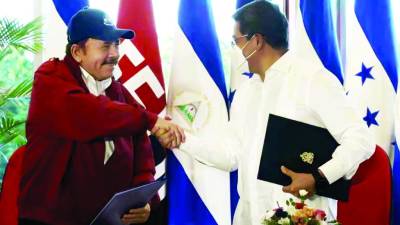 Los mandatarios Daniel Ortega, de Nicaragua, y Juan Orlando Hernández estrechan sus manos tras firmar el acuerdo.“es una señal de unidad y de cohesión”, afirmó Ortega.