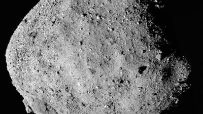 Fotografía cedida por la NASA de una imagen en mosaico del asteroide Bennu que se compone de 12 imágenes PolyCam recopiladas el 2 de diciembre por la nave espacial OSIRIS-REx desde un rango de 15 millas (24 km).