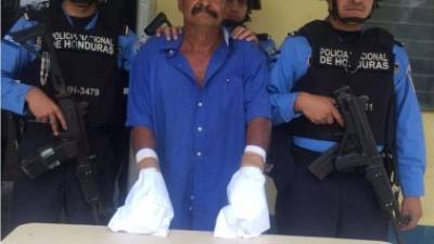 El detenido Arcadio Flores Herrera cuando era puesto a la orden de las autoridades.