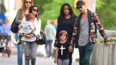 Scott Disick y Kourtney Kardashian de paseo con sus hijos mayores.