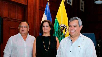 VISITA. El alcalde Armando Calidonio, su esposa Karen de Calidonio y el presidente del Bcie, Dante Mossi .