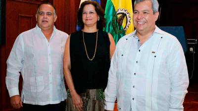 VISITA. El alcalde Armando Calidonio, su esposa Karen de Calidonio y el presidente del Bcie, Dante Mossi .