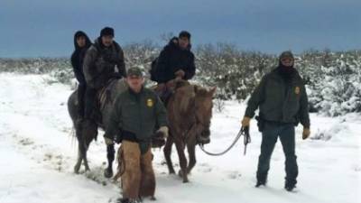 Agentes junto a inmigrantes rescatados. afp