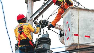 Mantenimiento. Empleados de la EEH dan mantenimiento a líneas de transmisión de energía.