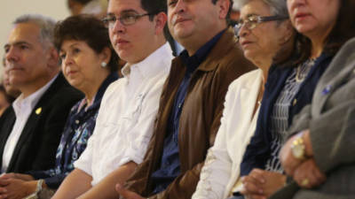 Juan Orlando Hernández, presidente electo de Honduras (chaqueta café, camisa azul).