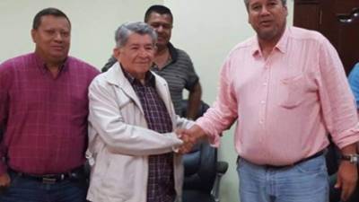 Miguel Ángel Benítez (izquierda) al momento de su juramentación y bienvenida por sus compañeros de Corporación.