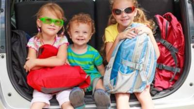 Antes de comenzar el viaje asegúrese que los niños lleven puesto el cinturón de seguridad.