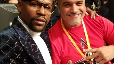 Ricky Fúnez junto al legendario boxeador Floyd Mayweather.