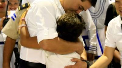 El presidente de Honduras Juan Orlando Hernández saluda a un niño durante la Feria del Empleo en San Pedro Sula. Foto: LAPRENSA
