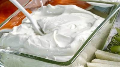 La salsa tártara debe quedar cremosa.