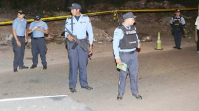 Los cuerpos de los jóvenes fueron dejados en una calle.