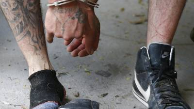 Un hombre permanece esposado tras ser detenido por agentes de la Patrulla Fronteriza de Estados Unidos (USBP). Imagen de archivo. EFE/Larry W. Smith