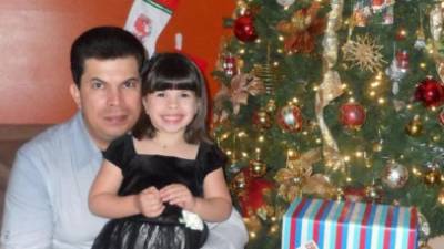 El hondureño Arturo Javier Montenegro y la pequeña Norvel Janet.