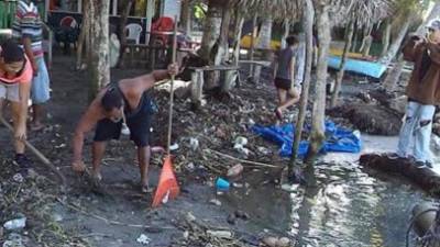 La basura sigue llegando a las playas.