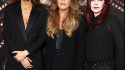 Riley Keough, la hija mayor de Lisa Marie, y Priscilla Presley en el estreno del filme “Elvis”.