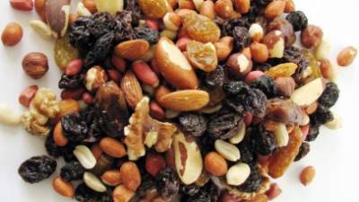 Las nueces y semillas funcionan como una buena fuente de proteína natural. Debe consumirlas con moderación.