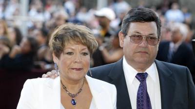 El fallecimiento de Abraham Quintanilla Jr. a los 86 años ha desatado una nueva ola de reflexión en Estados Unidos, especialmente entre los fans de la música latina. Mejor conocido como el padre y manager de Selena Quintanilla durante muchos años, Abraham Quintanilla fue una figura central detrás de una de las carreras más influyentes en la historia de la música estadounidense. Si bien la voz y la presencia de Selena marcaron una época, gran parte de la estructura detrás de su ascenso fue construida discretamente por su padre.