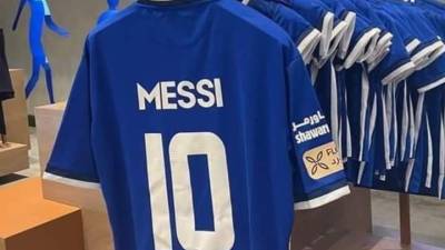 En la fotografía, se observa la playera con el nombre de<b> Lionel Messi</b> en la espalda acompañada de su histórico número el ‘10’.