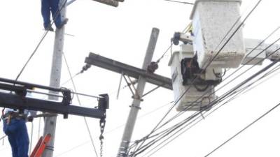 Cuadrillas de la Enee realizan trabajos de mantenimiento en la ciudad. Foto: Amílcar Izaguirre.
