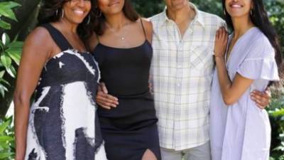 Los Obama abandonaron la Casa Blanca hace tres años pero siguen despertando expectación en su vida pública. Para celebrar el Día de Acción de Gracias en Estados Unidos, el ex presidente Barack Obama y su esposa Michelle compartieron imágenes familiares en redes sociales que muestran la transformación física de sus hijas.