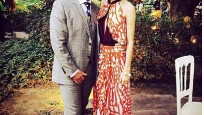 Alejandro con su joven novia.