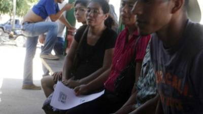 Los familiares del jornalero llegaron a la morgue.