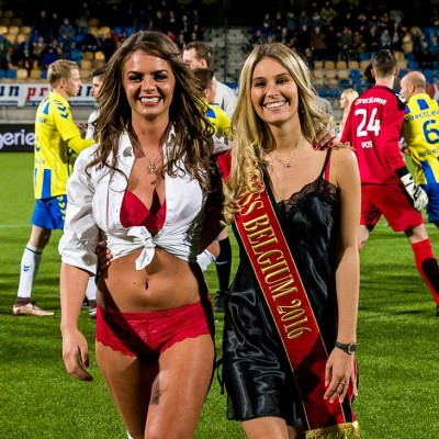 Equipo holandés cambia a niños por modelos en ropa interior