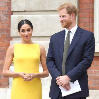 Harry y Meghan Markle regalan útiles escolares a familias necesitadas