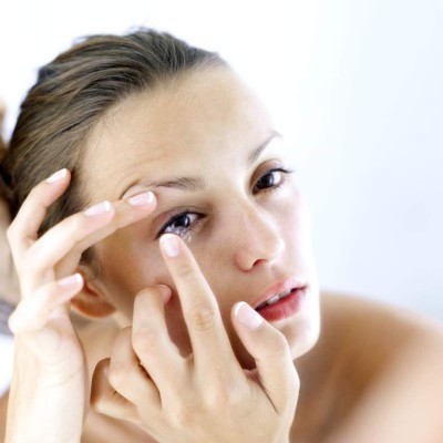 ¿Usa lentes de contacto? Sus ojos corren riesgo