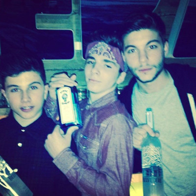 Madonna levanta polémica en redes por foto de hijo con alcohol