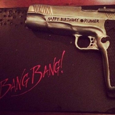 Rumer Willis celebra su cumpleaños con una tarta en forma de pistola&nbsp;&nbsp;&nbsp;