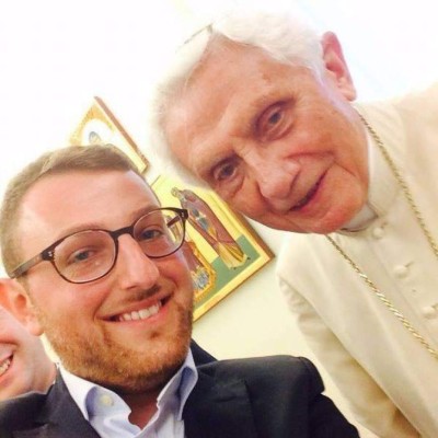 Benedicto XVI reaparece con su primer 'selfie'
