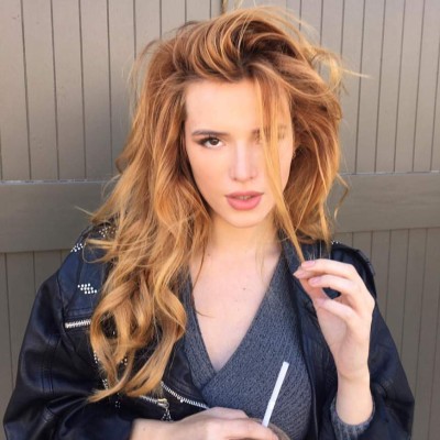 Bella Thorne presume su anillo de compromiso