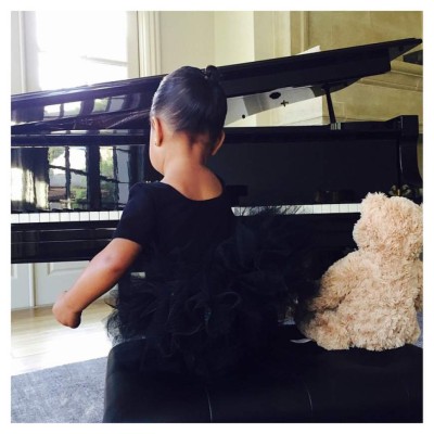 Kim Kardashian y North se van de paseo nocturno