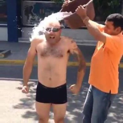 Famosos se retan a cubetazos fríos