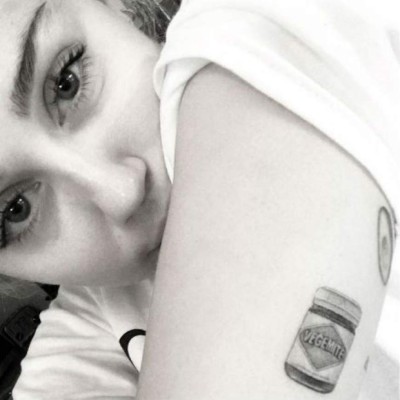 Miley Cyrus se tatúa en honor a Liam Hemsworth