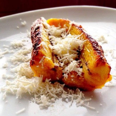 Plátanos al horno con queso rallado