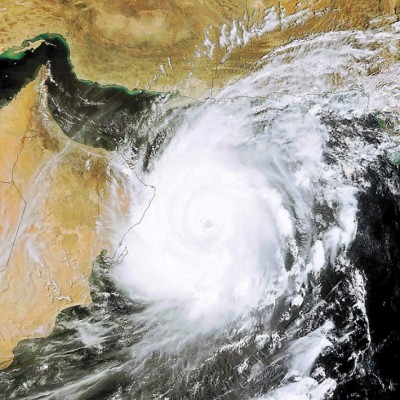 Ciclón golpea Omán y avanza hacia Irán