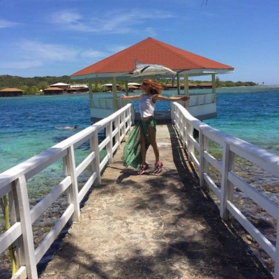 Actriz de 'Cumbia Ninja' disfruta de Roatán