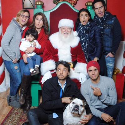 Eugenio Derbez en su foto familiar de Navidad