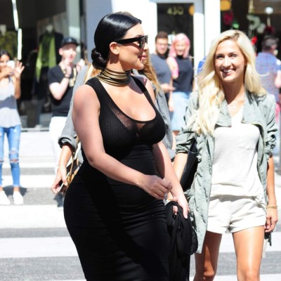 Kim Kardashian está tan gorda que ni el anillo de boda le cabe