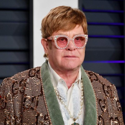 Elton John les 'debe' una jubilación a sus hijos   