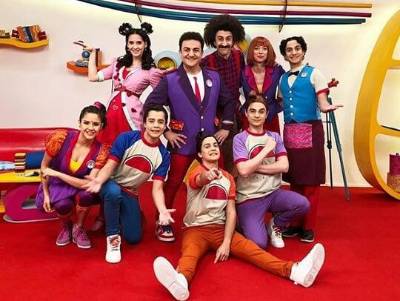 El programa infantil 'Junior Express' ha dejado una huella imborrable en el corazón de los niños. Fue una popular serie de televisión infantil Argentina que se estrenó el 30 de noviembre de 2013 en el canal Disney Junior y terminó emisiones en 2019.En medio de su mayor éxito, sus personajes, Topa y Rulo Carlos, interpretados por Diego César Topa y Hugo Rodríguez respectivamente, quedaron envueltos en una gran controversia que se ha vuelto a viralizar.