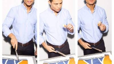 Cristiano Ronaldo eligió un explícito pastel en forma de calzoncillos para celebrar el primer año de su línea de ropa interior.