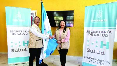 El viceministro de Salud, Javiel Hall, juramenta a Angie Pérez como nueva directora de Salud de Cortés.