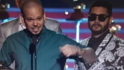 René Pérez 'Residente' junto con el productor hondureño Jeffrey Penalva 'Trooko' en los Latin Grammy 2017.