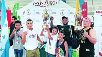 Máximo León, Isaac Reyes y Peter Hernández posan con su entrenador; Isaac Reyes.