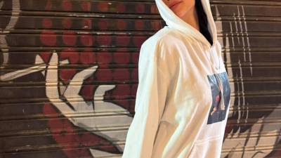 La actriz y cantante mexicana Gala Montes compartió una fotografía de su infancia en la que aparece un duro mensaje escrito a mano que atribuye a su madre. La publicación expone una experiencia dolorosa de su niñez y coincide con la promoción de su primer álbum musical, “La hija de nadie”, que llegará a las plataformas el próximo 23 de octubre de 2026.