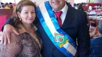 Digna Valle captada junto a Rembert Cuestas, alcalde de Florida, Copán en la toma de posesión.